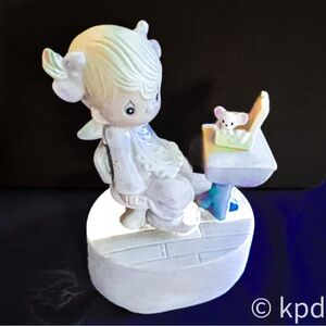 1981 PRECIOUS MOMENTS E-7185 "LOVE IS SHARING" MUSIC BOX PLAYS "SCHOOL DAYS"